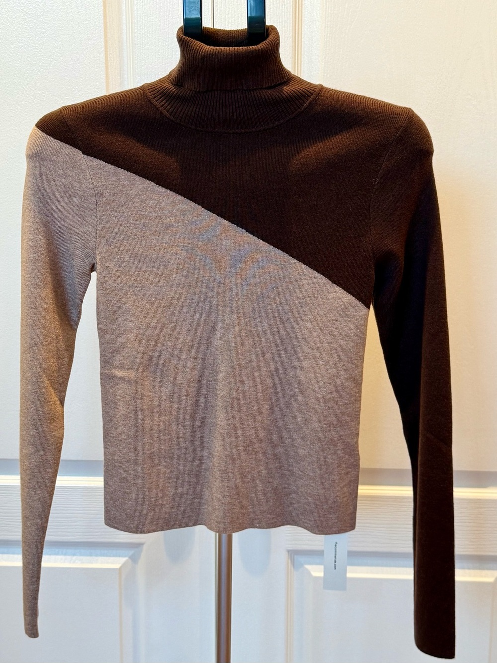 Commense Chocolate Brown & Beige Two‑Tone Turtleneck Size XS🍁